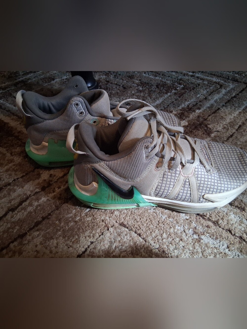 Nike Mens Light Gray Athletic Sneakers with Mint Green Heel